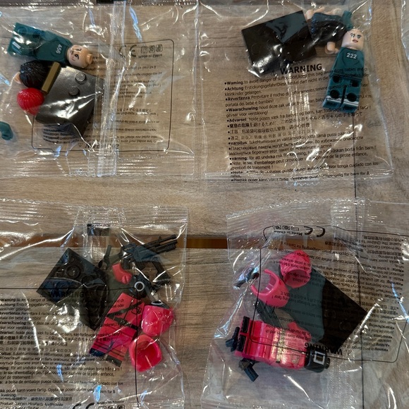 NWT NIB 17pcs Squid Game Bricks Toys - Picture 6 of 9